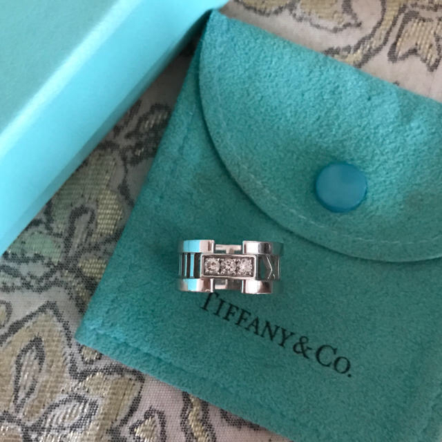 Tiffany & Co.(ティファニー)のティファニー アトラスオープンリング 3粒ダイヤ付き 定価318,600円 レディースのアクセサリー(リング(指輪))の商品写真