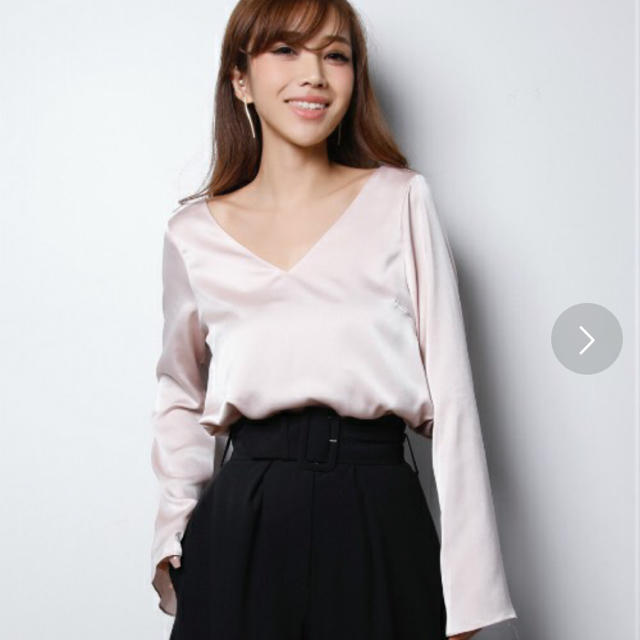 eimy  flare sleeve point chain top