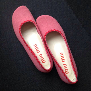 ミュウミュウ(miumiu)のmiumiu ペタンコ靴(ローファー/革靴)