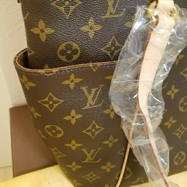 LOUIS VUITTON(ルイヴィトン)のお値下げ！希少品、新品、未使用、ルイヴィトンバック、トータリーMM正規品 レディースのバッグ(トートバッグ)の商品写真