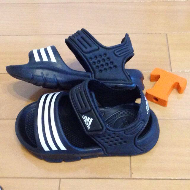 adidas(アディダス)のキッズサンダル AKWAH 13cm キッズ/ベビー/マタニティのキッズ靴/シューズ(15cm~)(その他)の商品写真