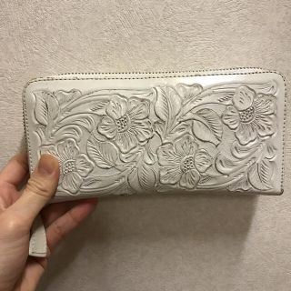 グレースコンチネンタル(GRACE CONTINENTAL)のcarvingtribes♥️白👛長財布(財布)