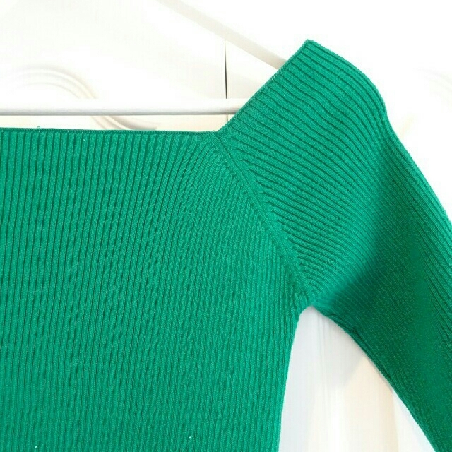 完売商品  スクエアネック オフショルダー ニット グリーン 緑 リブ レディースのトップス(ニット/セーター)の商品写真