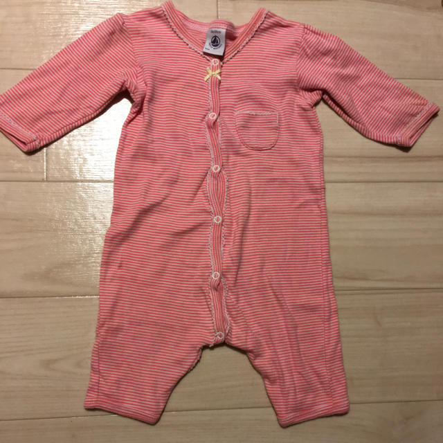 PETIT BATEAU(プチバトー)の大人気 プチバトー ボーダーロンパース キッズ/ベビー/マタニティのベビー服(~85cm)(ロンパース)の商品写真