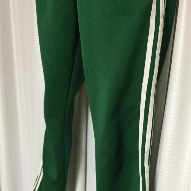 adidas(アディダス)のアディダス 緑ジャージM  きれいでオシャレ レディースのパンツ(その他)の商品写真