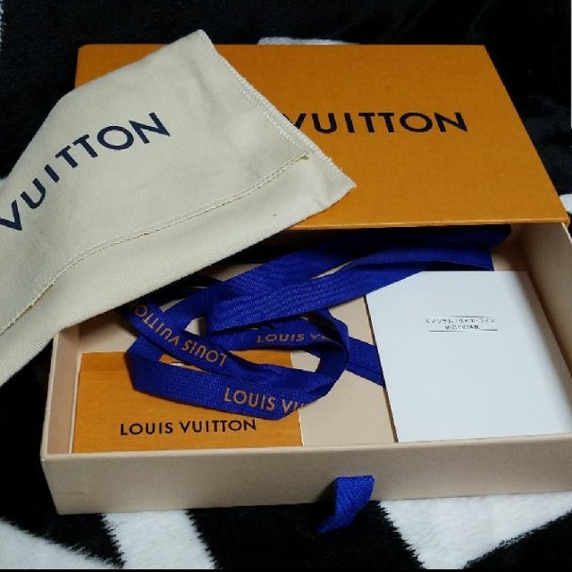 LOUIS VUITTON(ルイヴィトン)の新品  ルイヴィトン  お花のチャームファスナー 長財布 レディースのファッション小物(財布)の商品写真