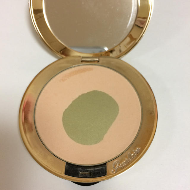 GUERLAIN(ゲラン)のゲラン パウダー レ ヴォワレット プードル プレッセ 02 クレール 使用済み コスメ/美容のベースメイク/化粧品(フェイスパウダー)の商品写真