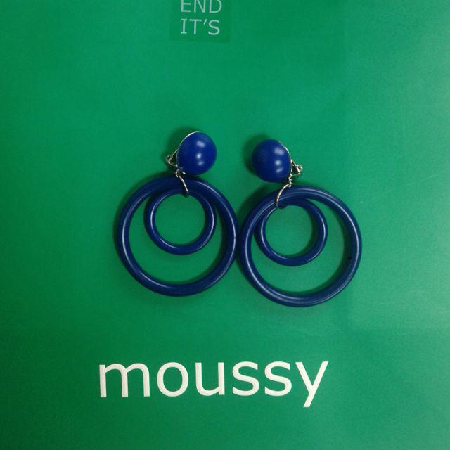 moussy(マウジー)の完売大人気トイフープイヤリング レディースのアクセサリー(イヤリング)の商品写真