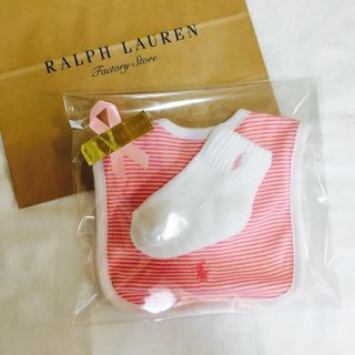 ラルフローレン(Ralph Lauren)のプチギフトにも！ラルフ☆スタイとソックスセット(ベビースタイ/よだれかけ)