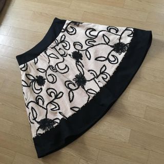 チェスティ(Chesty)のChesty刺繍スカート(ひざ丈スカート)