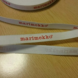 マリメッコ(marimekko)の新品☆マリメッコ ロゴ リボン 白 赤文字10個(各種パーツ)