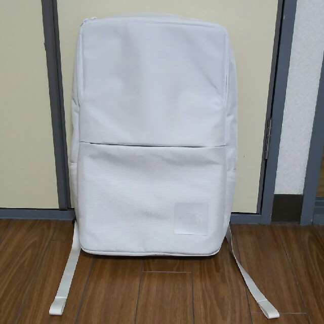 THE NORTH FACE(ザノースフェイス)のponchi0721様専用！ノースフェイス　シャトルデイパック白18L レディースのバッグ(リュック/バックパック)の商品写真