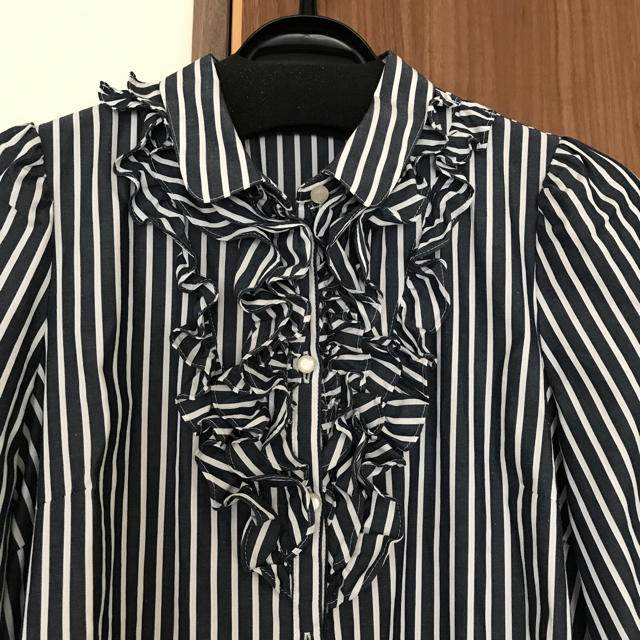 BURBERRY BLUE LABEL(バーバリーブルーレーベル)の【送料込】BBL＊リボン紐付・ストライプ柄／前フリルシャツ＊中古美品＆直営店購入 レディースのトップス(シャツ/ブラウス(長袖/七分))の商品写真