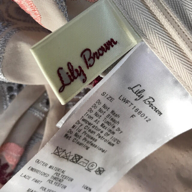 Lily Brown(リリーブラウン)のLily Brown お花刺繍後ろリボントップス レディースのトップス(シャツ/ブラウス(半袖/袖なし))の商品写真