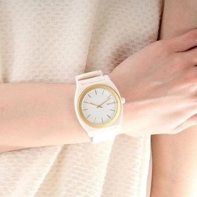 TIMEX(タイメックス)のニクソン時計☆人気急上昇！！軽量・爽やかカラー☆ホワイト/ゴールド 稀少 レディースのファッション小物(腕時計)の商品写真