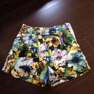 エモダ(EMODA)の花柄ショートパンツ(ショートパンツ)