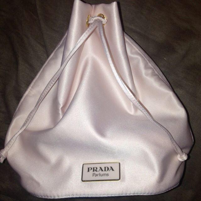 PRADA(プラダ)の新品プラダ ポーチ ノベルティ非売品♡ レディースのファッション小物(ポーチ)の商品写真