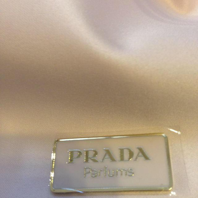 PRADA(プラダ)の新品プラダ ポーチ ノベルティ非売品♡ レディースのファッション小物(ポーチ)の商品写真