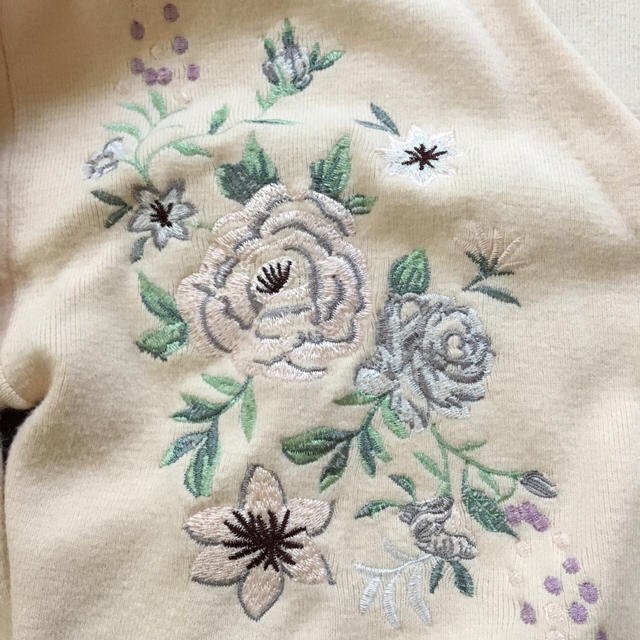 MAJESTIC LEGON(マジェスティックレゴン)のMAJESTIC LEGON ★新作★美品★花★刺繍★Vニット★クリーム★ レディースのトップス(カーディガン)の商品写真