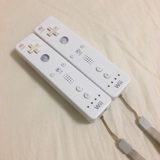 ウィー(Wii)のWiiリモコン 白2本セット(家庭用ゲーム機本体)