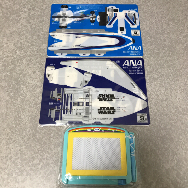 ANA(全日本空輸)(エーエヌエー(ゼンニッポンクウユ))のANA 全日空 機内 おもちゃ 非売品 スターウォーズ組み立て飛行機セット キッズ/ベビー/マタニティのおもちゃ(知育玩具)の商品写真