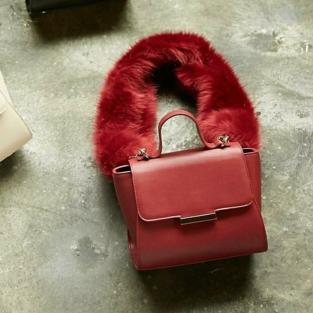 定価以下❥rienda❥完売♡Faux  FurストラップBAG＊REDハンドバッグ