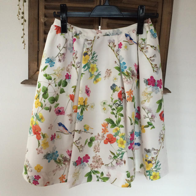 Chesty(チェスティ)のチェスティ 初代 鳥さんスカート❤️ ホワイト レディースのスカート(ひざ丈スカート)の商品写真