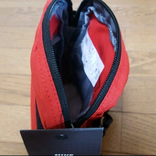 NIKE(ナイキ)の新品　NIKE　ショルダーバッグ (色 赤) メンズのバッグ(ショルダーバッグ)の商品写真