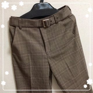 ジーユー(GU)のGU ベルト付き テーパードパンツ(クロップドパンツ)