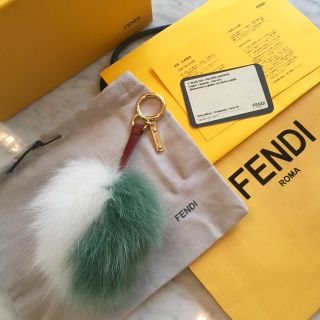 フェンディ(FENDI)の〈正規品、美品〉FENDI ポンポンバッグチャーム ファーチャーム キーホルダー(キーホルダー)