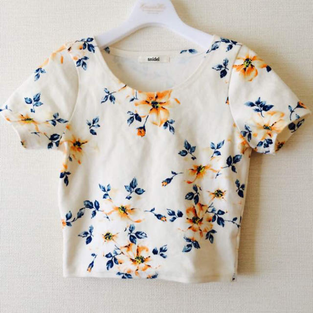 SNIDEL(スナイデル)のスナイデルsnidel花柄半袖カットソーTシャツ レディースのトップス(カットソー(半袖/袖なし))の商品写真