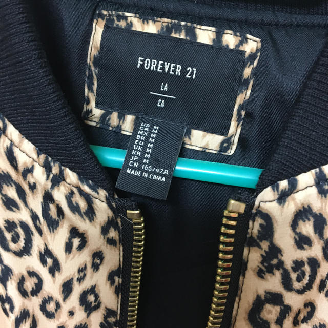 FOREVER 21(フォーエバートゥエンティーワン)のforever21  ブルゾン ma-1 ヒョウ柄 総柄 中綿 ジャンパー 上着 レディースのジャケット/アウター(ブルゾン)の商品写真
