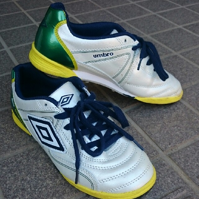 UMBRO(アンブロ)のアンブロ  スニーカー  ジュニア  22.5センチ キッズ/ベビー/マタニティのキッズ靴/シューズ(15cm~)(スニーカー)の商品写真