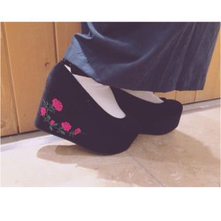 ウィゴー(WEGO)のベロア刺繍パンプス ブラック(ハイヒール/パンプス)