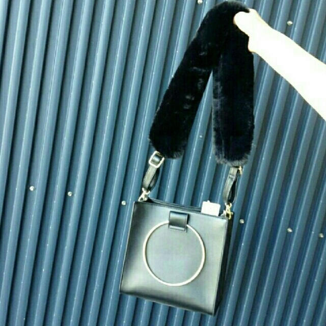 GU(ジーユー)のフェイクファーバッグストラップ レディースのバッグ(ショルダーバッグ)の商品写真