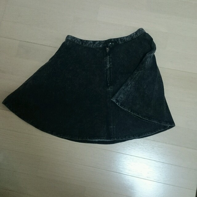 GU(ジーユー)のニットデニムフレアスカート レディースのスカート(ひざ丈スカート)の商品写真