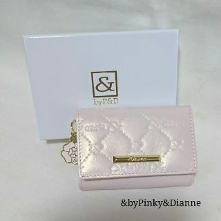 アンドバイピーアンドディー(&byP&D)の&byP&D 新品 カメリアチャーム付き牛革カードケース&パスケース PINK(名刺入れ/定期入れ)