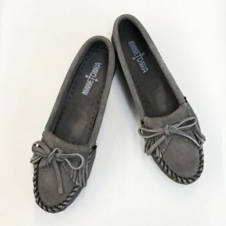 ミネトンカ(Minnetonka)のミネトンカ モカシン グレー 7.5 24.5cm(スリッポン/モカシン)