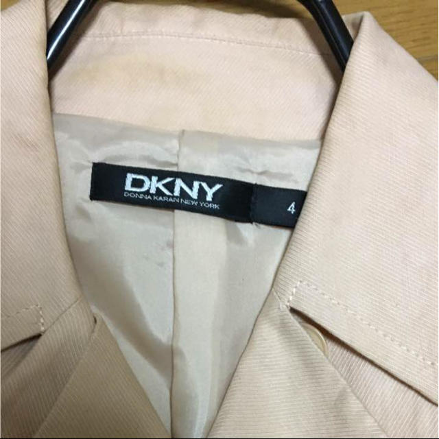 DKNY(ダナキャランニューヨーク)のダナキャラン 薄いピンク色コート レディースのジャケット/アウター(トレンチコート)の商品写真