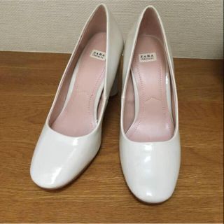 ザラ(ZARA)の新品未使用★ZARA エナメルパンプス 36(ハイヒール/パンプス)