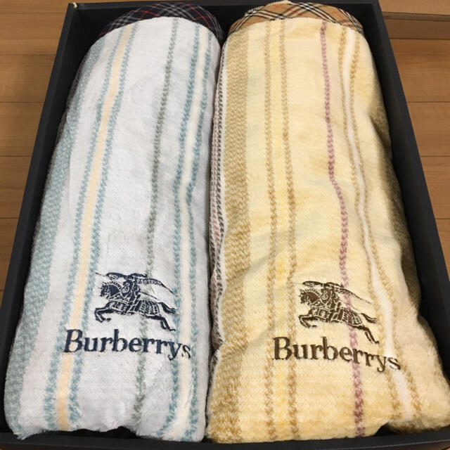 BURBERRY(バーバリー)のあやな様専用！バーバリー パイルブラン 2枚セット インテリア/住まい/日用品の寝具(毛布)の商品写真