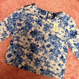 フォーエバートゥエンティーワン(FOREVER 21)のforever21 花柄トップス(Tシャツ(長袖/七分))