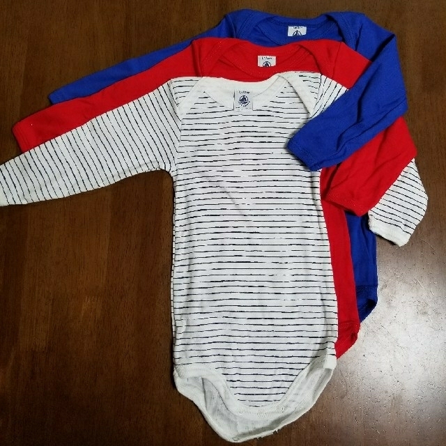 PETIT BATEAU(プチバトー)の《新品未使用》PETIT BATEAU　カラー長袖ボディ12m74cm キッズ/ベビー/マタニティのベビー服(~85cm)(ロンパース)の商品写真