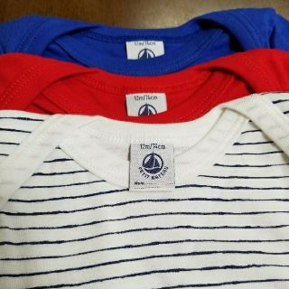 プチバトー(PETIT BATEAU)の《新品未使用》PETIT BATEAU　カラー長袖ボディ12m74cm(ロンパース)