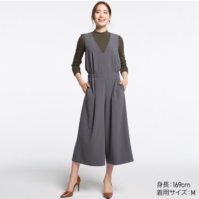 UNIQLO(ユニクロ)の新品タグ付き ユニクロ vネック サロペット ダークグレー レディースのパンツ(サロペット/オーバーオール)の商品写真