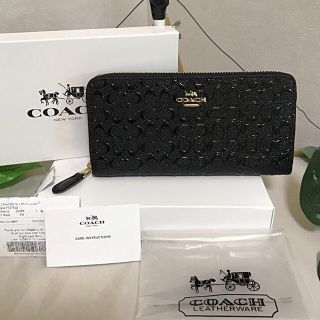 コーチ(COACH)の♡新品 箱付きCOACHシグネチャー パテントレザー ラウンドジップ長財布♡(財布)