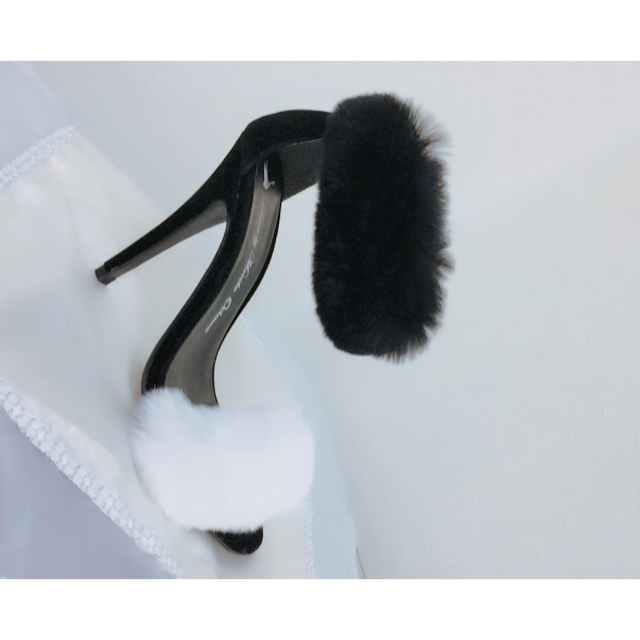 TSURU by Mariko Oikawa(ツルバイマリコオイカワ)のツルバイマイコオイカワ ファーサンダル ホワイト ブラック レディースの靴/シューズ(サンダル)の商品写真