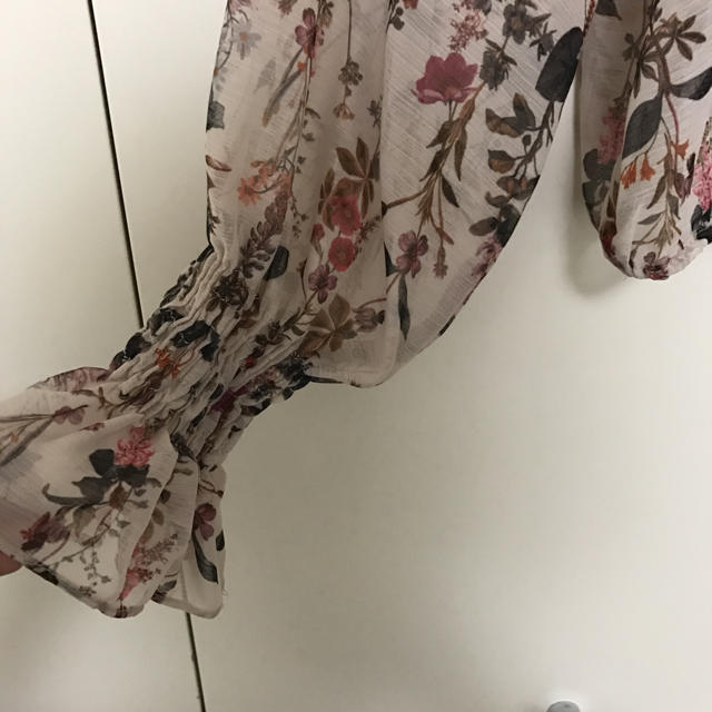 ZARA(ザラ)のzara 花柄シフォンブラウス レディースのトップス(シャツ/ブラウス(長袖/七分))の商品写真