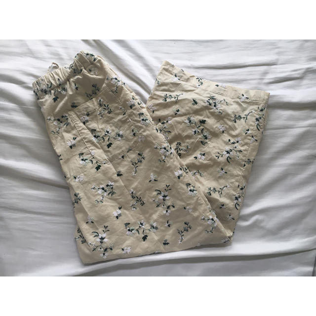 UNITED ARROWS(ユナイテッドアローズ)のユナイテッドアローズ 刺繍パンツ レディースのパンツ(カジュアルパンツ)の商品写真