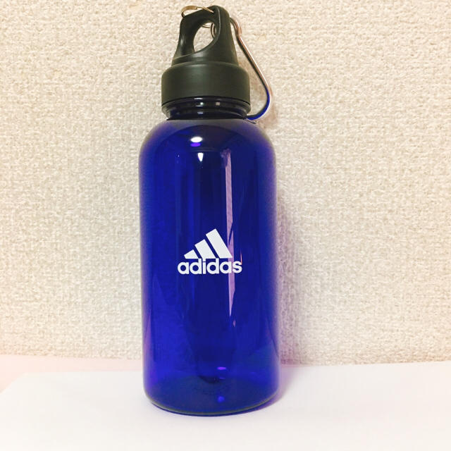 adidas(アディダス)の♡未使用♡ アディダス ボトル カラビナ付き インテリア/住まい/日用品のキッチン/食器(タンブラー)の商品写真